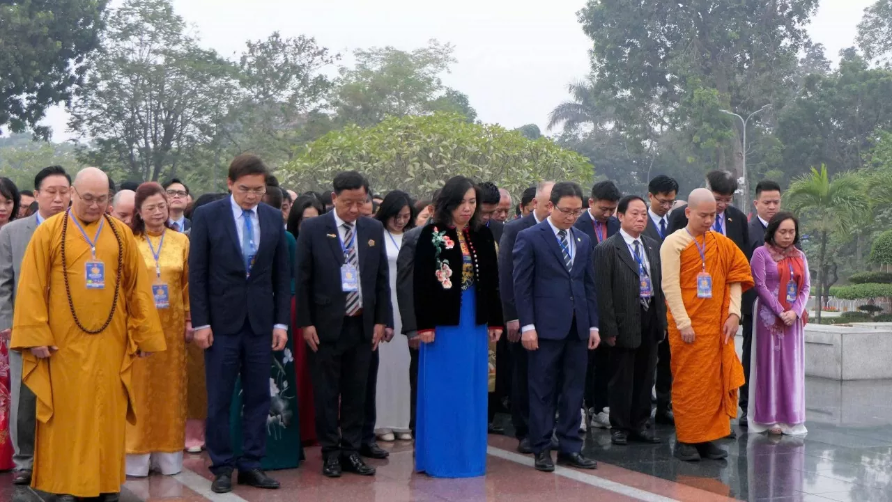 Xuân Quê hương 2025: Đoàn kiều bào vào Lăng viếng Chủ tịch Hồ Chí Minh, đặt vòng hoa tưởng niệm các Anh hùng liệt sĩ