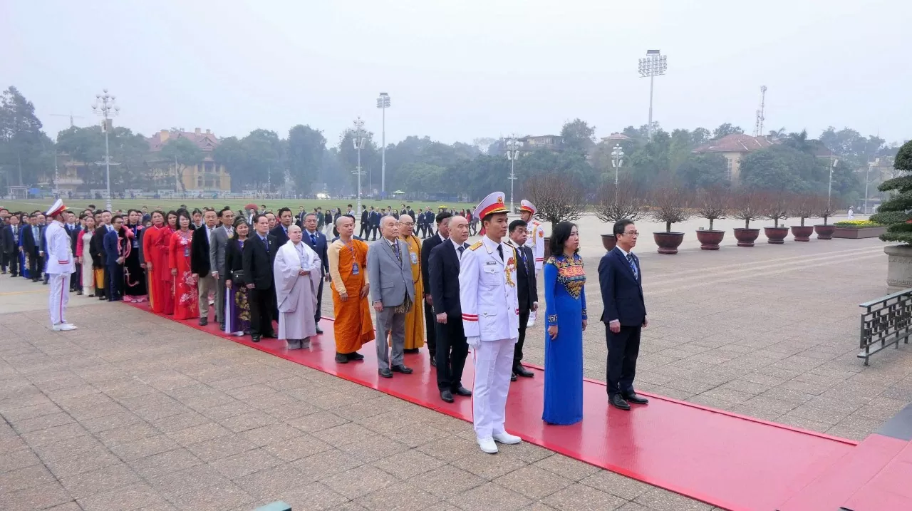 Thứ trưởng BNG Lê Thị Thu Hằng cùng lãnh đạo UBTW MTTQ VN, lãnh đạo UBND Thành phố Hà Nội cùng với đoàn kiều bào tiêu biểu Viếng Lăng Chủ tịch Hồ Chí Minh. (Ảnh: Thành Long)