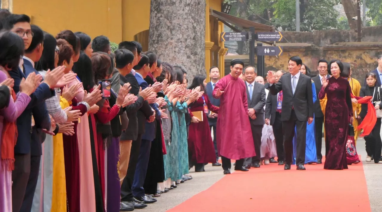 Chủ tịch nước Lương Cường và Phu nhân vẫy tay chào các kiều bào tại Điện Kính Thiên. (Ảnh: Thành Long) Xuân Quê hương 2025: Chủ tịch nước cùng Phu nhân dâng hương tại Điện Kính Thiên, thả cá chép tiễn ông Công, ông Táo