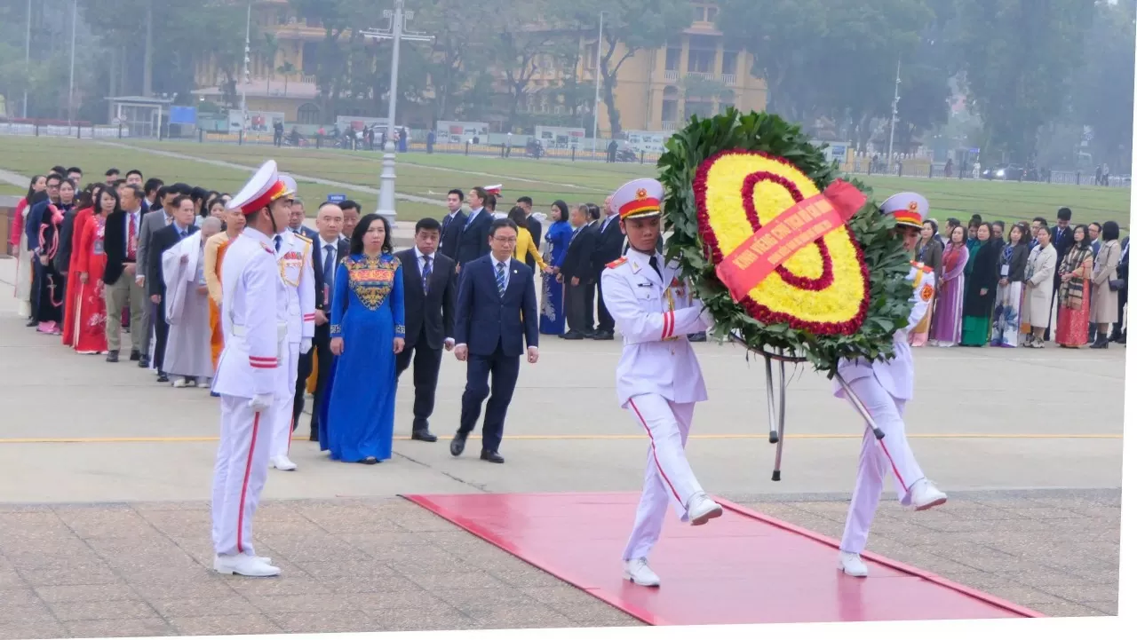 Thứ trưởng BNG Lê Thị Thu Hằng cùng lãnh đạo UBTW MTTQ VN, lãnh đạo UBND Thành phố Hà Nội cùng với đoàn kiều bào tiêu biểu Viếng Lăng Chủ tịch Hồ Chí Minh. (Ảnh: Thành Long)