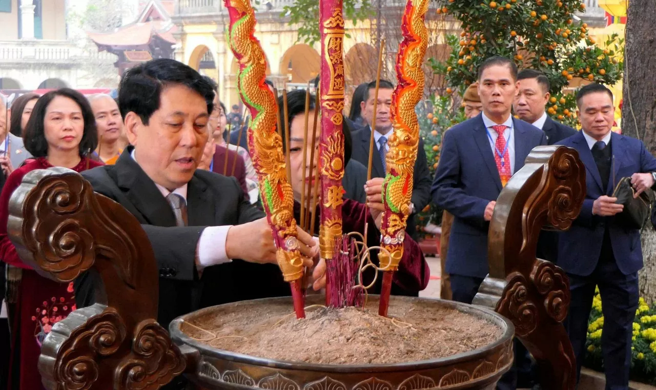 Chủ tịch nước Lương Cường và Phu nhân cùng Kiều bào dâng hương tại Phương Đình , Điện Kính Thiên. (Ảnh: Thành Long) Xuân Quê hương 2025: Chủ tịch nước cùng Phu nhân dâng hương tại Điện Kính Thiên, thả cá chép tiễn ông Công, ông Táo