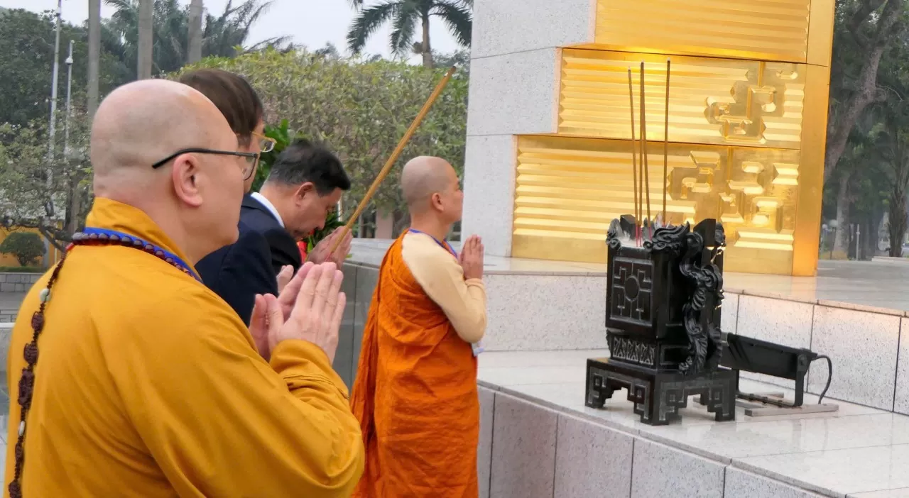 Xuân Quê hương 2025: Đoàn kiều bào vào Lăng viếng Chủ tịch Hồ Chí Minh, đặt vòng hoa tưởng niệm các Anh hùng liệt sĩ