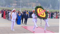 Xuân Quê hương 2025: Đoàn kiều bào vào Lăng viếng Chủ tịch Hồ Chí Minh, đặt vòng hoa tưởng niệm các Anh hùng liệt sĩ