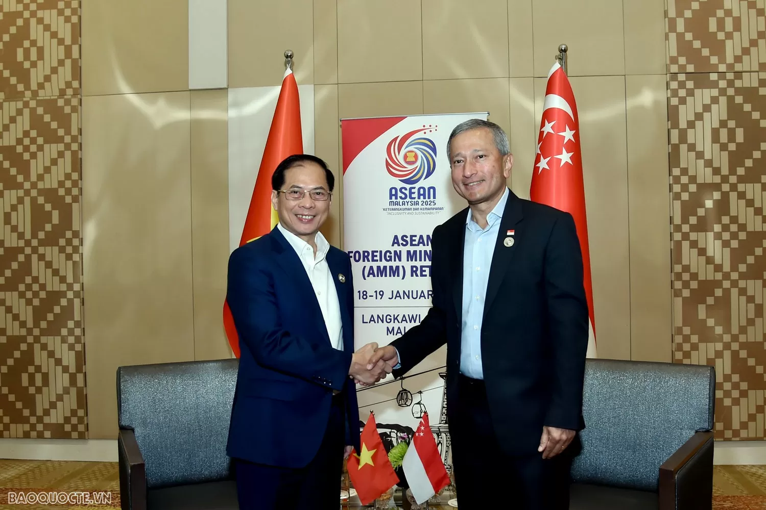 Phó Thủ tướng Chính phủ, Bộ trưởng Ngoại giao Bùi Thanh Sơn đã có cuộc gặp song phương với Bộ trưởng Ngoại giao Singapore Vivian Balakrishnan. Phó Thủ tướng Chính phủ, Bộ trưởng Ngoại giao Bùi Thanh Sơn đã có cuộc gặp song phương với Bộ trưởng Ngoại giao Singapore Vivian Balakrishnan.