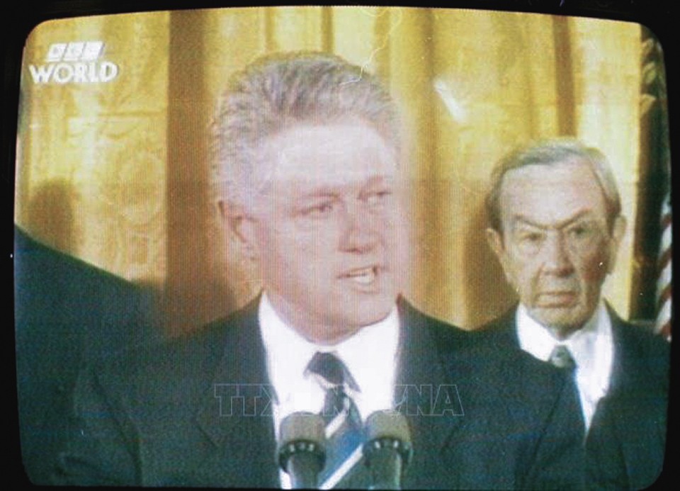 Đêm 11/7/1995 (giờ Mỹ), Kênh truyền hình BBC đã phát chương trình đặc biệt truyền đi hình ảnh Tổng thống Hoa Kỳ Bill Clinton đọc tuyên bố bình thường hóa quan hệ với Việt Nam.