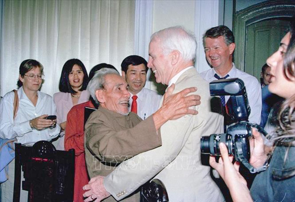 Trong chuyến thăm Việt Nam ngày 13/11/1996, tại Hà Nội, Thượng nghị sỹ Hoa Kỳ John McCain gặp lại cụ Mai Văn Ổn, người mà 29 năm trước (ngày 26/10/1967) đã bắt và cứu ông, khi đó là Trung úy phi công hải quân Mỹ John McCain lái chiếc may bay A-4 Skyhawk b
