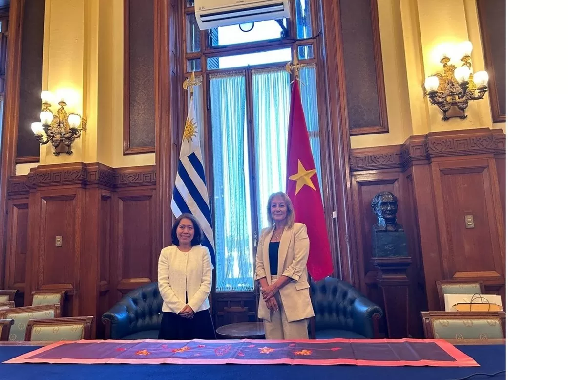 Đại sứ Ngô Minh Nguyệt chào Phó Tổng thống đắc cử Uruguay Carolina Cosse Đại sứ Ngô Minh Nguyệt chào Phó Tổng thống đắc cử Uruguay Carolina Cosse