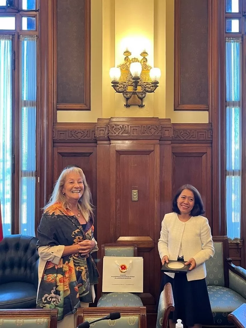 Đại sứ Ngô Minh Nguyệt chào Phó Tổng thống đắc cử Uruguay Carolina Cosse