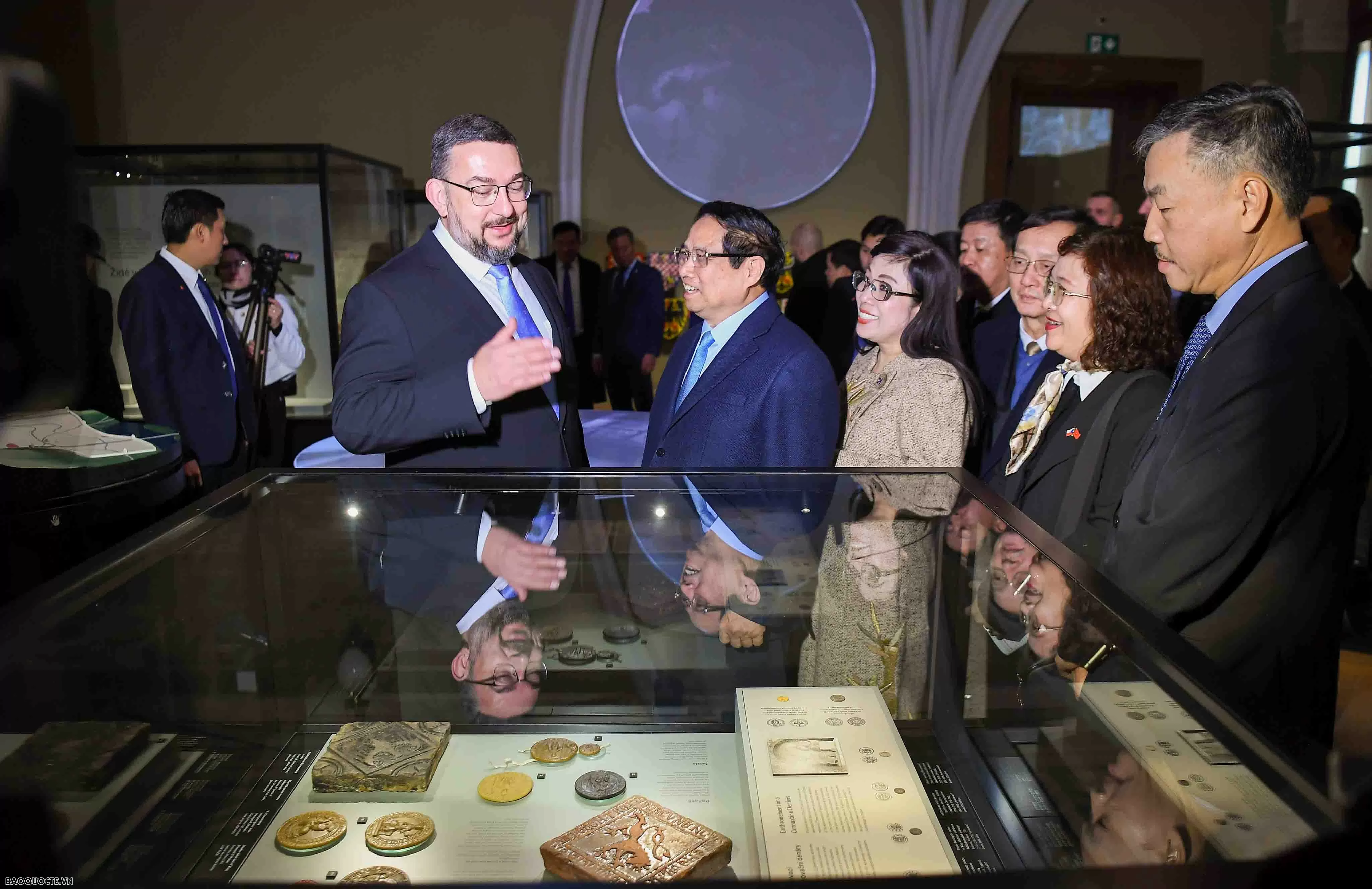 Bảo tàng không chỉ gây ấn tượng bởi kiến trúc nguy nga, tráng lệ mà còn bởi các bộ sưu tập phong phú, từ khảo cổ, lịch sử tự nhiên, âm nhạc, nghệ thuật, các hiện vật quý hiếm phản ánh nhiều giai đoạn quan trọng trong lịch sử nhân loại. Từng hiện vật tại đây đều mang những câu chuyện, những bài học quý về sự sáng tạo, tinh thần bảo tồn và cống hiến của nhiều thế hệ.