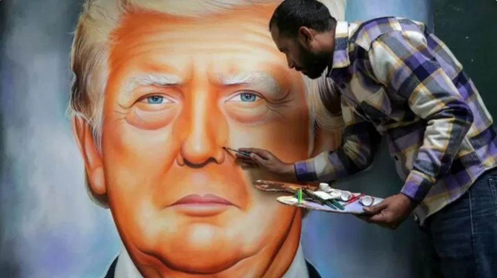 Một họa sĩ đang hoàn thiện những nét vẽ cuối cùng cho bức tranh về ông Donald Trump tại Amritsar, bang Punjab, Ấn Độ ngày 19/1. (Nguồn: AFP) Một họa sĩ đang hoàn thiện những nét vẽ cuối cùng cho bức tranh về ông Donald Trump tại Amritsar, bang Punjab, Ấn Độ ngày 19/1. (Nguồn: AFP)
