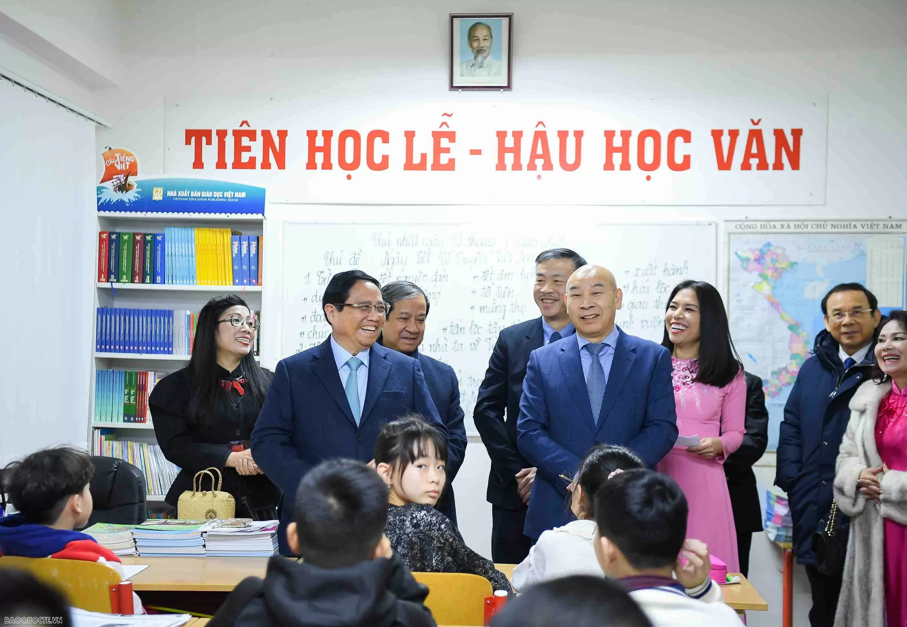 Trung tâm được Lãnh đạo Trung tâm thương mại Sapa và Hội người Việt Nam tại Trung tâm thương mại Sapa bảo trợ. Các giáo viên dạy học trên tinh thần tự nguyện, không hưởng lương mà chỉ có một khoản bồi dưỡng nhỏ tính theo giờ. Trong 22 năm qua, Trung tâm đã phổ cập tiếng Việt cho hàng nghìn các cháu sinh ra và lớn lên trên đất Czech biết đọc, biết viết, biết nói tiếng Việt thành thạo.