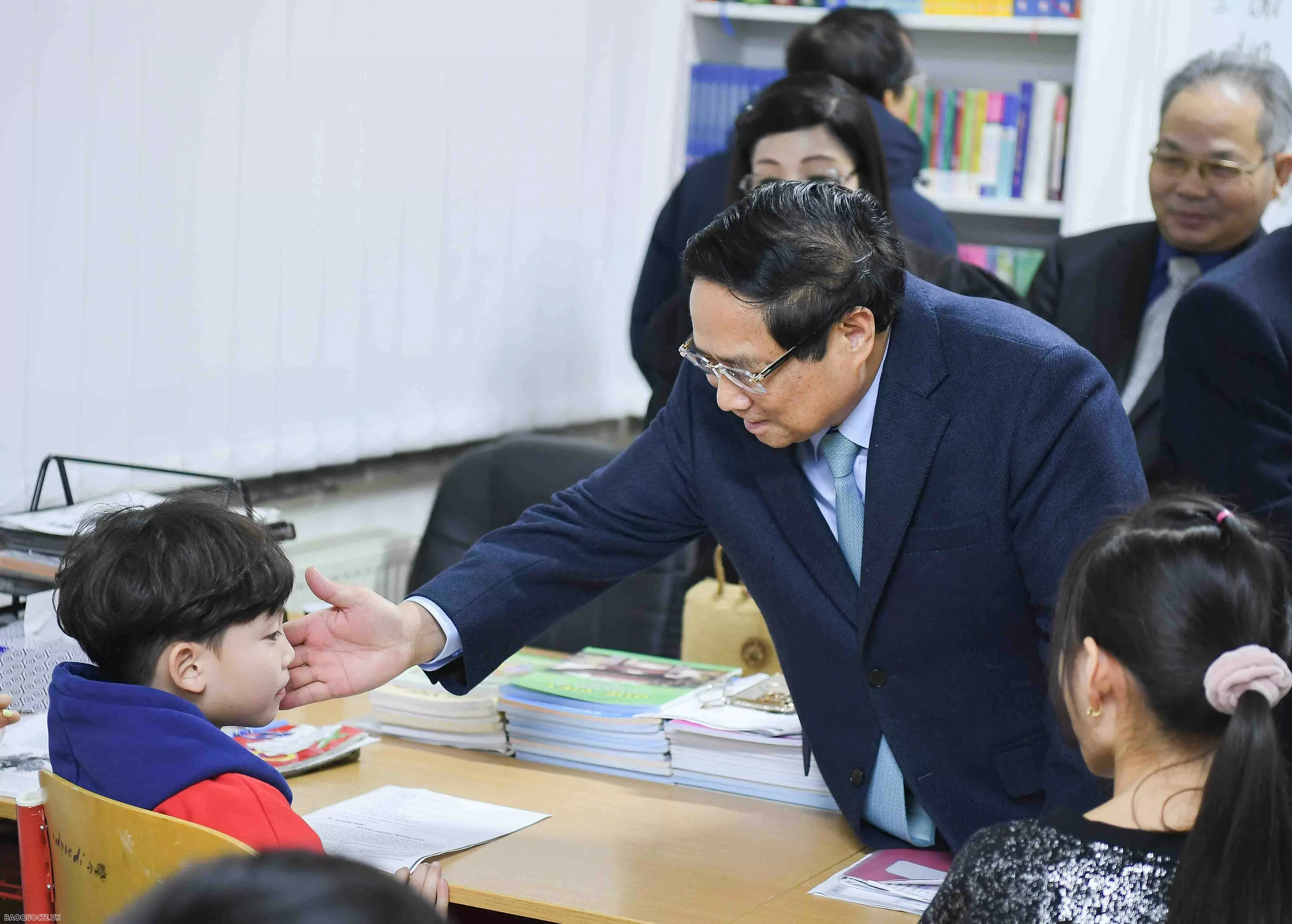 Đến thăm Trung tâm tiếng Việt Praha, Thủ tướng nhắc lại năm 2009, cố Tổng Bí thư Nguyễn Phú Trọng (khi đó đang giữ cương vị Chủ tịch Quốc hội) đã tới thăm Trung tâm tiếng Việt này. Được tháp tùng chuyến thăm đó, Thủ tướng cho rằng điều này càng khẳng định Đảng, Nhà nước ta luôn quan tâm sâu sắc đến việc bảo tồn và phát huy giá trị văn hóa, truyền thống và ngôn ngữ dân tộc, thúc đẩy giữ gìn bản sắc văn hóa Việt Nam trong cộng đồng người Việt Nam ở nước ngoài.