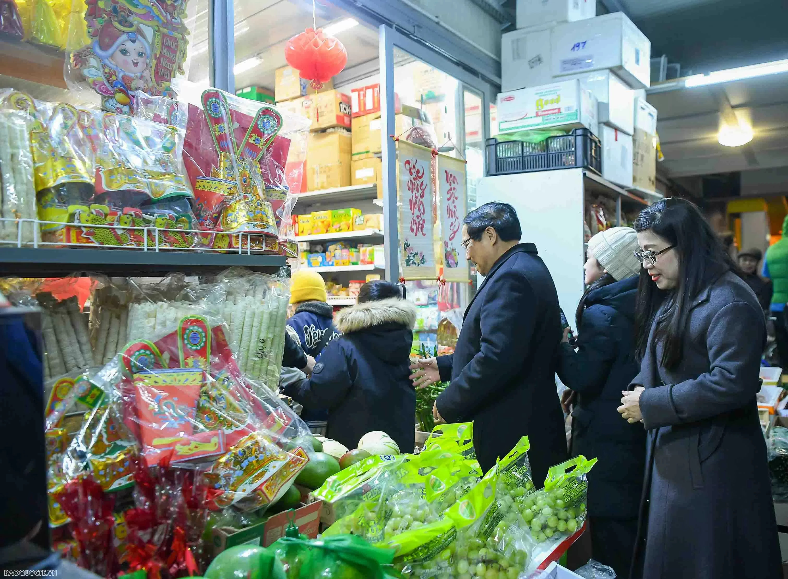 Tiếp đó, Thủ tướng Phạm Minh Chính đã thăm một số gian hàng kinh doanh của người Việt tại Trung tâm