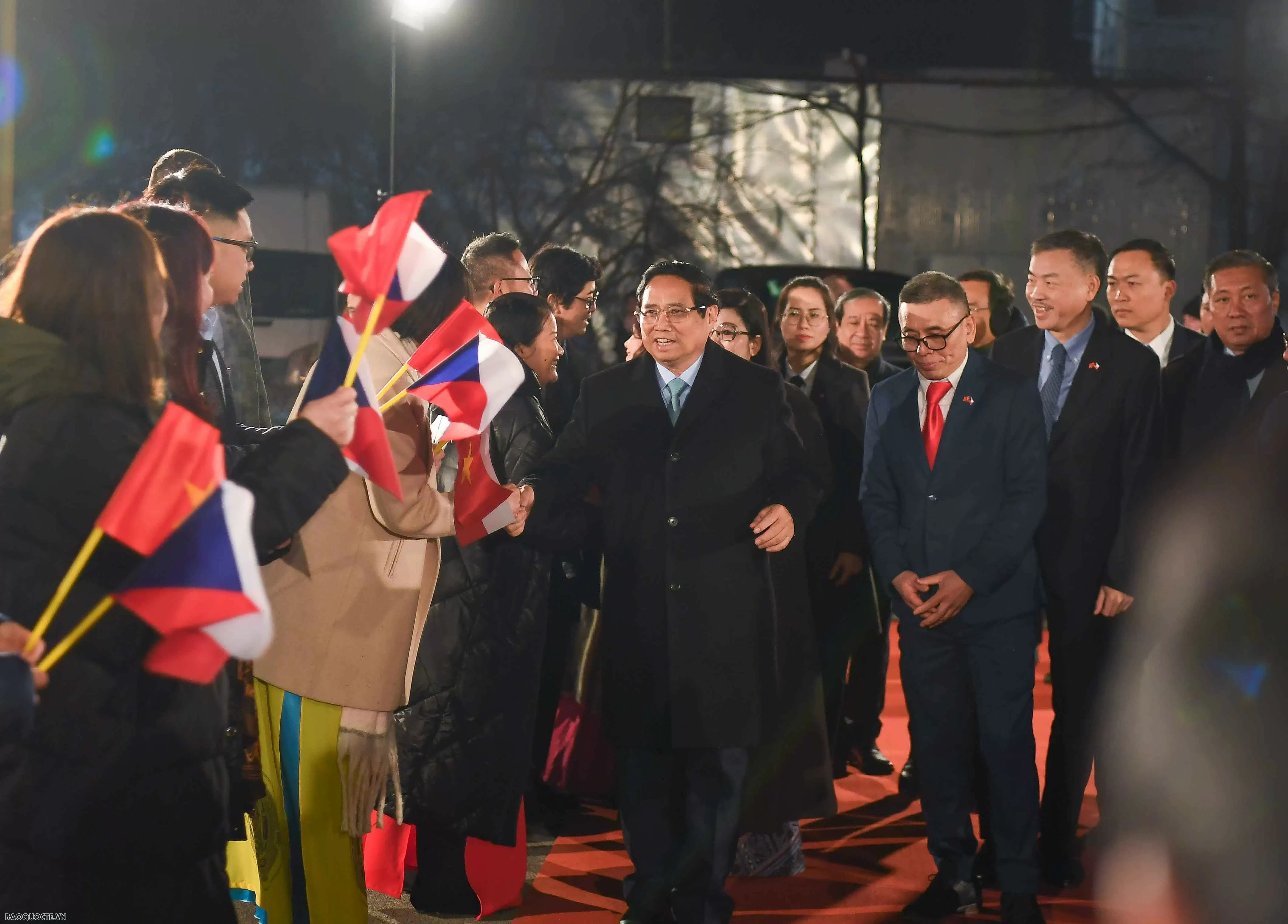 Tiếp đó, Thủ tướng Phạm Minh Chính đã thăm một số gian hàng kinh doanh của người Việt tại Trung tâm, trong đó có tập đoàn Tam Đa hiện đang hợp tác với gần 800 đối tác và các thương hiệu lớn nhỏ tại Czech cũng như quốc tế, cung cấp gần 50.000 mặt khác nhau đã được kiểm duyệt chất lượng và an toàn thực phẩm đến từ châu Âu, châu Á và Việt Nam.