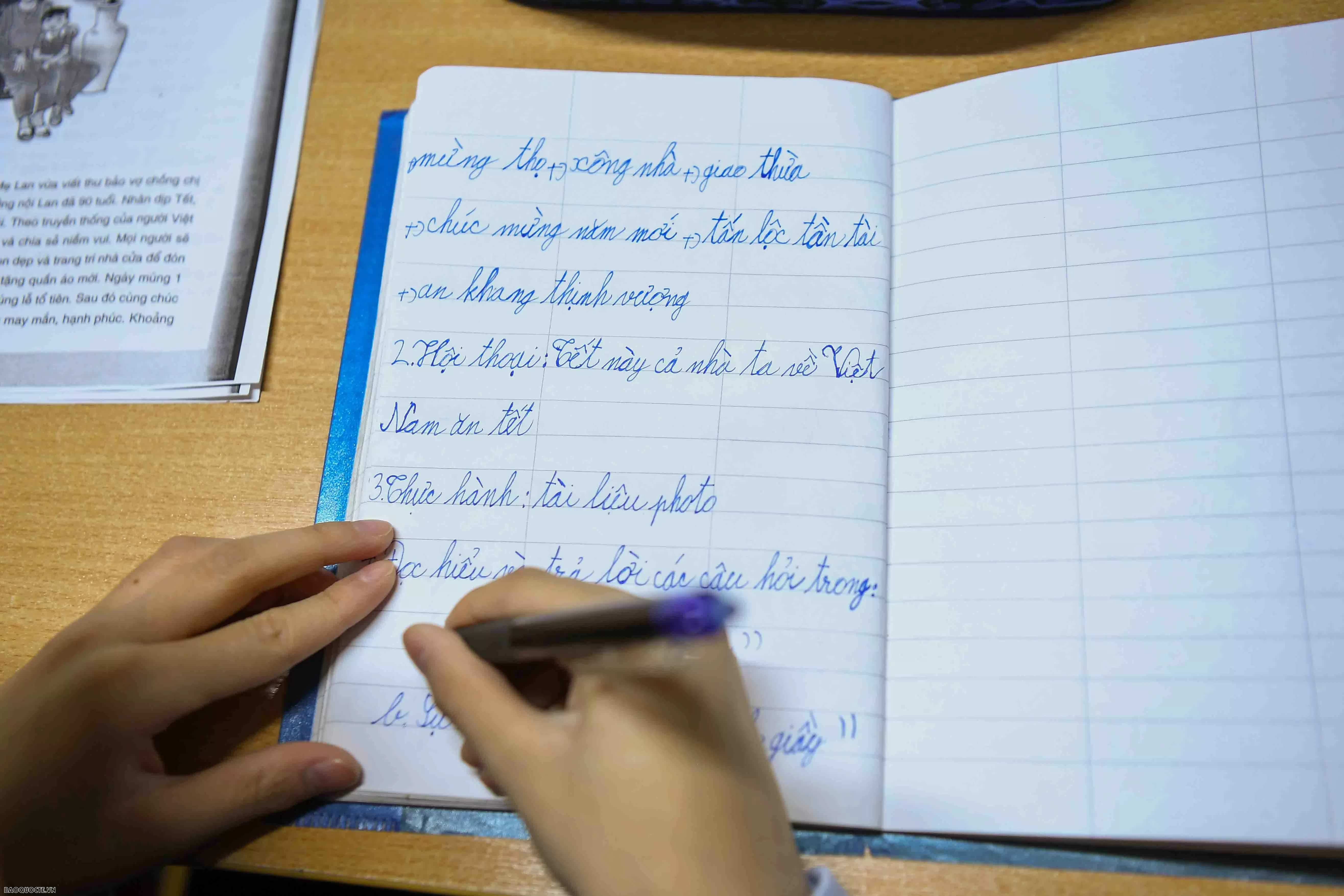 Tháng 8/2022, Thủ tướng Chính phủ đã phê duyệt Đề án Ngày Tôn vinh tiếng Việt trong cộng đồng người Việt Nam ở nước ngoài giai đoạn 2022-2030. Người đứng đầu Chính phủ nhấn mạnh, tiếng Việt là cầu nối giữa các thế hệ trước và sau, giúp thế hệ trẻ Việt Nam ở nước ngoài hiểu biết thêm về truyền thống văn hóa, lịch sử của đất nước, bồi dưỡng lòng yêu nước, tự hào dân tộc.