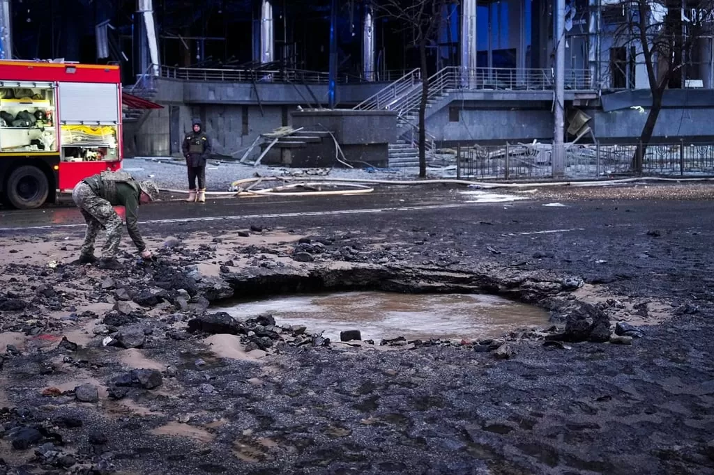 Hậu quả của một cuộc tấn công tên lửa của Nga ở Kiev. (Nguồn: South China Morning Post)