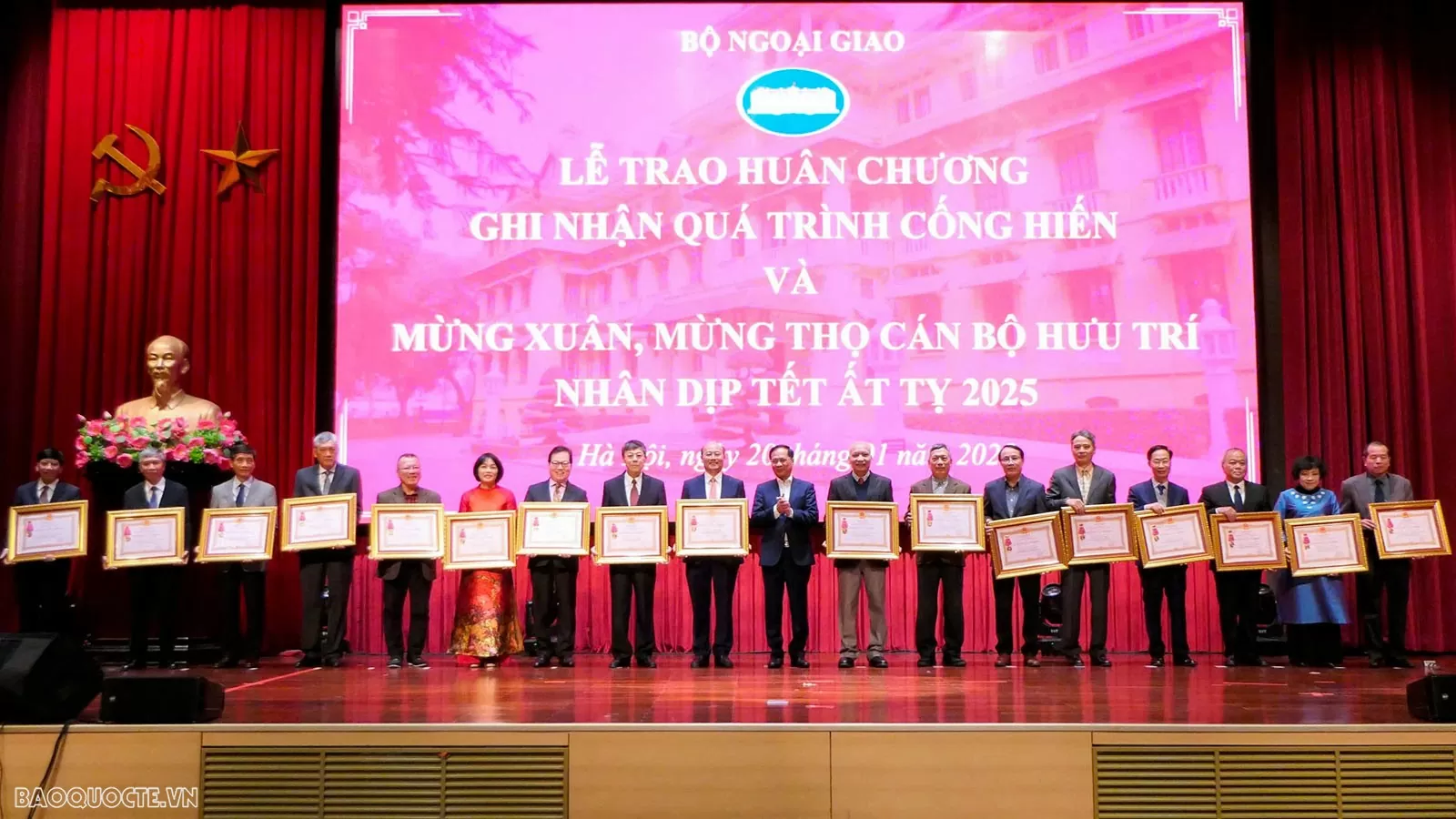 Phó Thủ tướng, Bộ trưởng Bùi Thanh Sơn cũng đã trao Huân chương cho các cán bộ hưu trí.