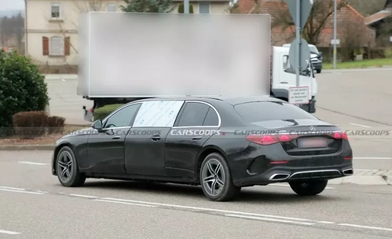 Cận cảnh xe sang Mercedes E-Class độ 6 cửa độc lạ