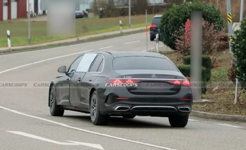 Cận cảnh xe sang Mercedes E-Class độ 6 cửa độc lạ