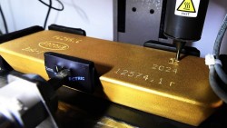 Giá vàng hôm nay 26/12/2025 'thử' ngưỡng tâm lý 4.500 USD, động lực vững chắc neo giữ thị trường, UBS cảnh báo rủi ro chốt lời cuối năm