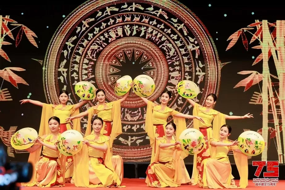 Tổng Lãnh sự quán Việt Nam tại Quảng Châu tổ chức chuỗi sự kiện Kỷ niệm 75 năm quan hệ Việt Nam-Trung Quốc và chương trình Xuân quê hương Tết Ất Tỵ 20 Tổng Lãnh sự quán Việt Nam tại Quảng Châu tổ chức chuỗi sự kiện Kỷ niệm 75 năm quan hệ Việt Nam-Trung Quốc và chương trình Xuân quê hương Tết Ất Tỵ 20