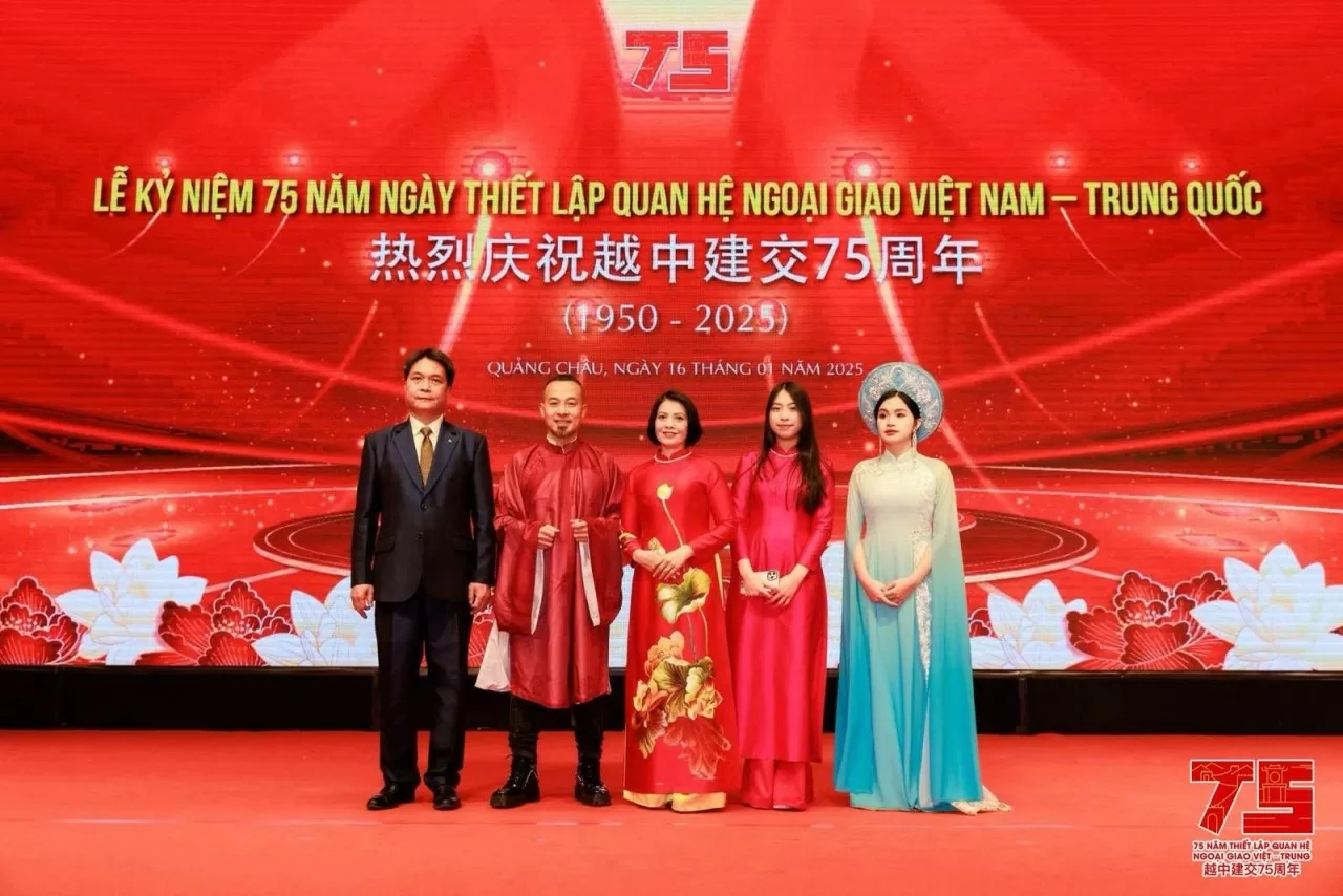 Tổng Lãnh sự quán Việt Nam tại Quảng Châu tổ chức chuỗi sự kiện Kỷ niệm 75 năm quan hệ Việt Nam-Trung Quốc và chương trình Xuân quê hương Tết Ất Tỵ 20 Tổng Lãnh sự quán Việt Nam tại Quảng Châu tổ chức chuỗi sự kiện Kỷ niệm 75 năm quan hệ Việt Nam-Trung Quốc và chương trình Xuân quê hương Tết Ất Tỵ 20