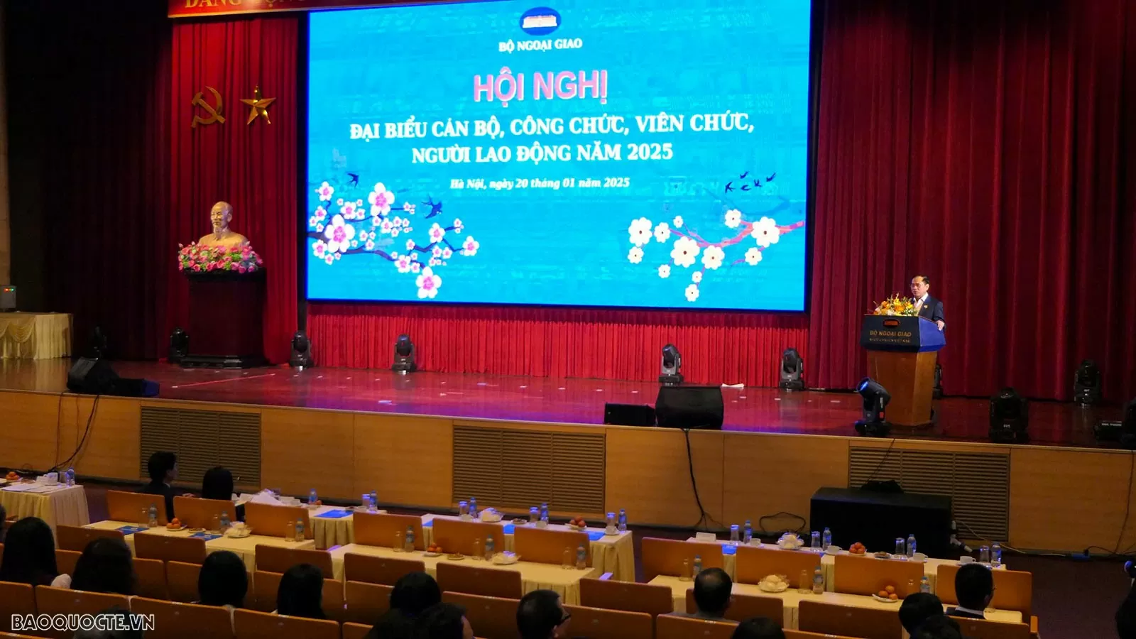 Cán bộ, công chức, viên chức, người lao động ngành Ngoại giao chung sức đồng lòng hoàn thành xuất sắc nhiệm vụ năm 2025 Cán bộ, công chức, viên chức, người lao động ngành Ngoại giao chung sức đồng lòng hoàn thành xuất sắc nhiệm vụ năm 2025