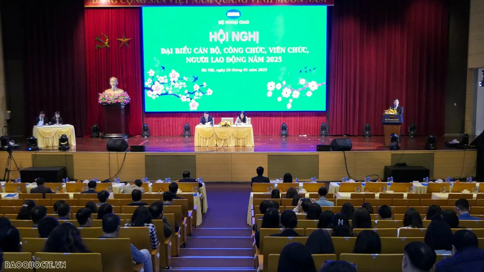 Cán bộ, công chức, viên chức, người lao động ngành Ngoại giao chung sức đồng lòng hoàn thành xuất sắc nhiệm vụ năm 2025 Cán bộ, công chức, viên chức, người lao động ngành Ngoại giao chung sức đồng lòng hoàn thành xuất sắc nhiệm vụ năm 2025
