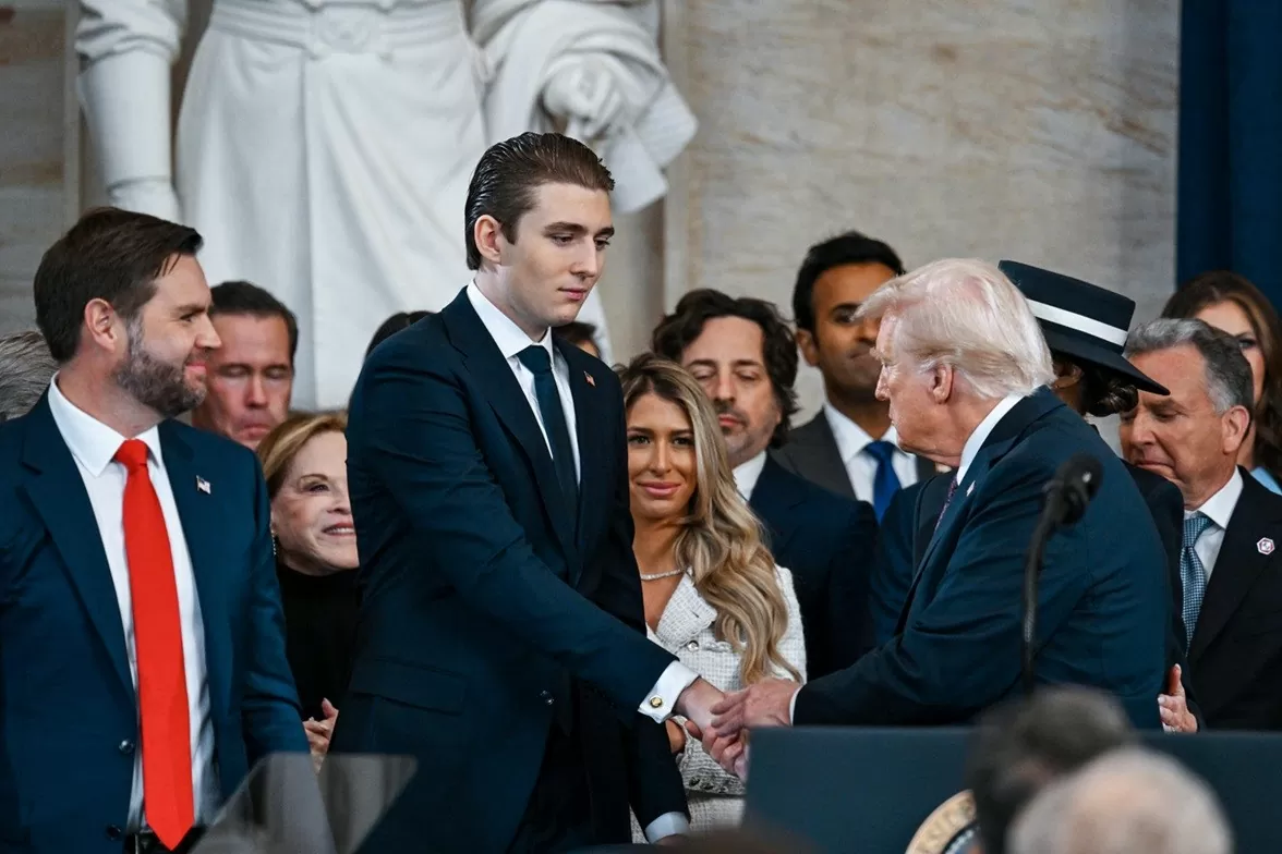Con trai Barron Trump gây chú ý với kiểu tóc mới ở lễ nhậm chức của bố Con trai Barron Trump gây chú ý với kiểu tóc mới ở lễ nhậm chức của bố