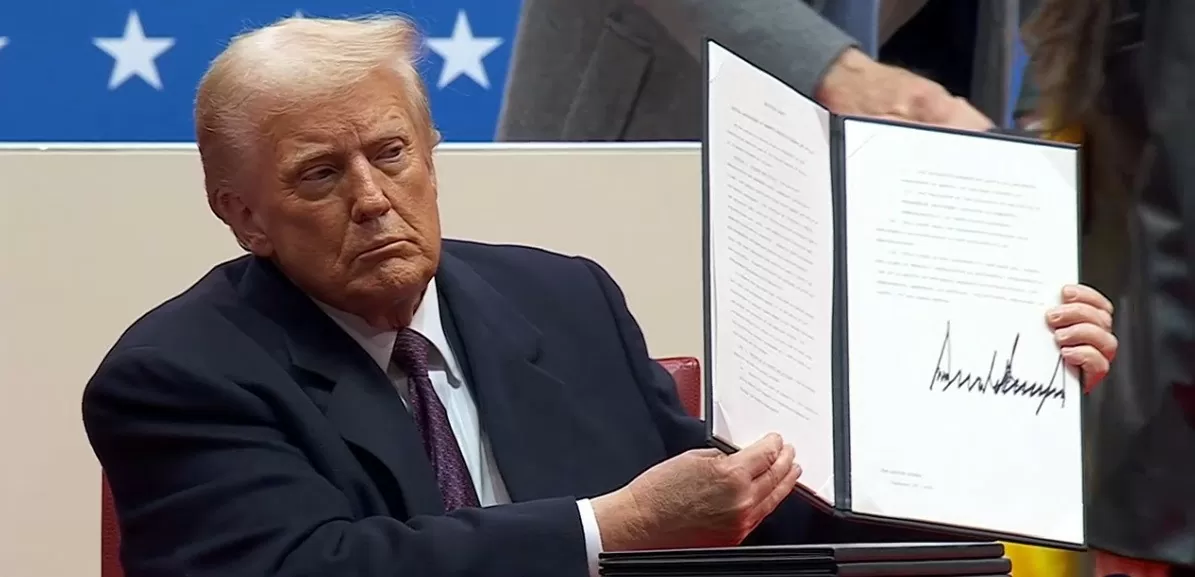 Nói là làm, Tổng thống Mỹ ký gần 100 sắc lệnh: Điều động quân chặn nhập cư, tăng thuế, sẽ rút khỏi Thỏa thuận Paris về khí hậu. (Ảnh cắt từ video)