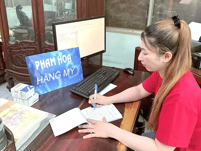 Nhân viên bên Pham Hoa Hàng Mỹ tích cực check đơn hàng để kịp giao hàng đến khách. Nhân viên bên Pham Hoa Hàng Mỹ tích cực check đơn hàng để kịp giao hàng đến khách.