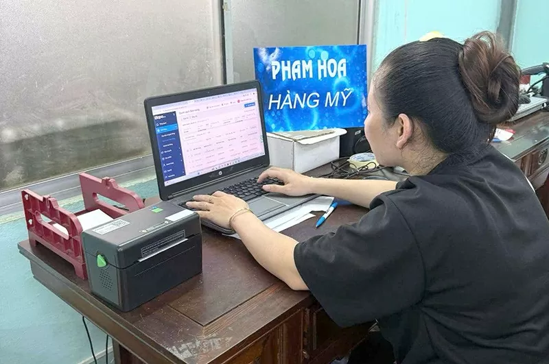 Nhân viên tiến hành kiểm tra đơn hàng. Nhân viên tiến hành kiểm tra đơn hàng.