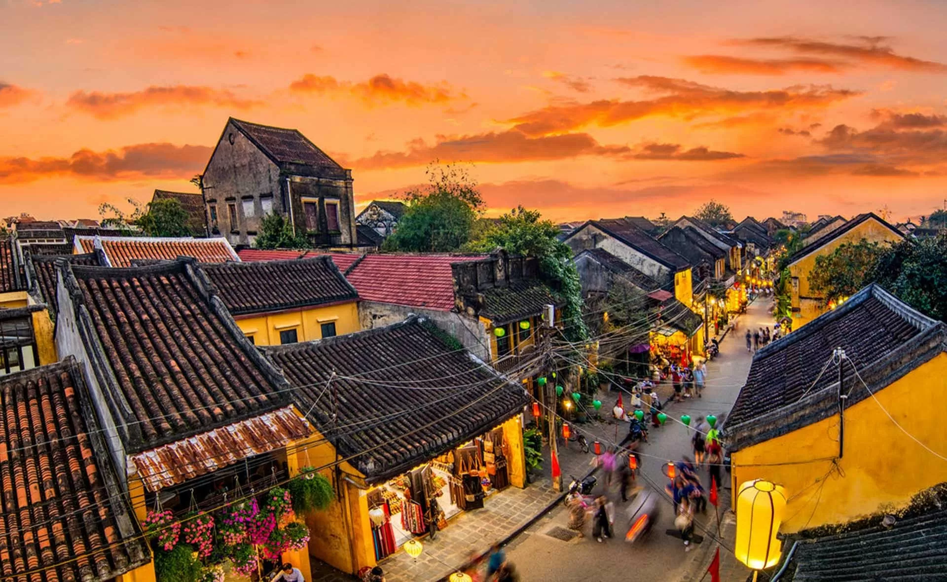 Phố cổ Hội An, nơi nổi tiếng với các dãy nhà cổ màu vàng nghệ, dòng sông lung linh ánh đèn khi đêm xuống.