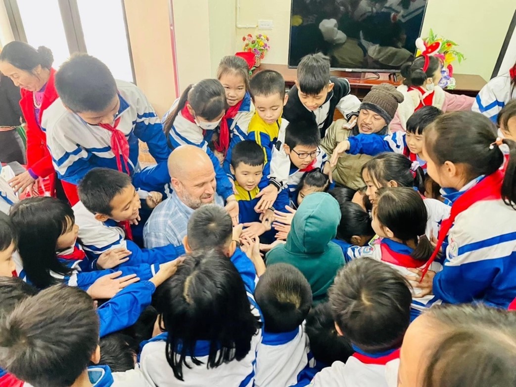 Các em học sinh xin chữ ký giáo sư Shannon  Gramse sau chương trình giao lưu văn hóa và giáo dục tại Nghệ An tháng 12/2022.