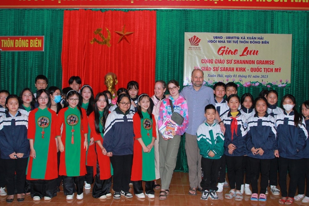 NNTT thôn Đông Biên-Xã Xuân Hải-Huyện Nghi Xuân-Hà Tĩnh giao lưu văn hóa giáo dục cùng gia đình giáo sư Shannon Gramse - Sarah Kirk từ Đại học Alaska  Anchorage ngày 01/01/2023.