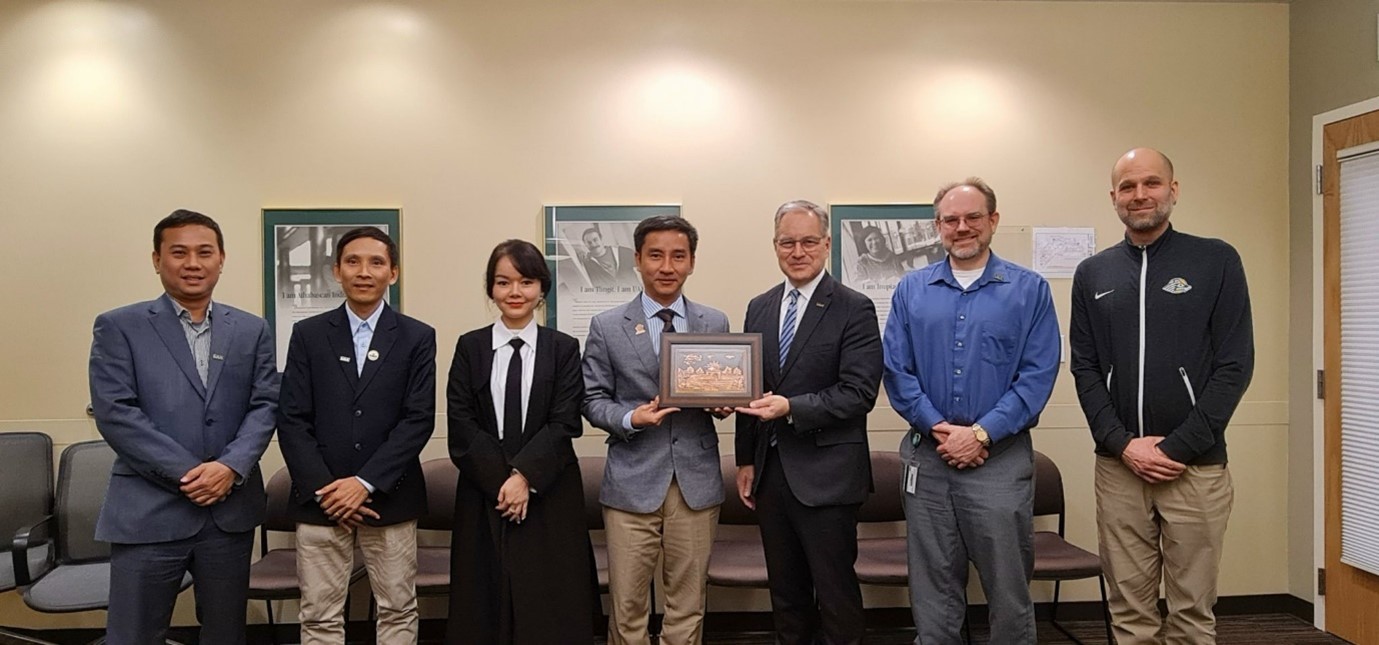 Ông Sean Parnell (cựu thống đốc bang Alaska) và hiện là Hiệu trưởng đương nhiệm Đại học Alaska Anchorage(UAA) cùng lãnh đạo trường tiếp đón và trò chuyện cùng đoàn công tác của NNTT, TSNA ngày 31/10/2023