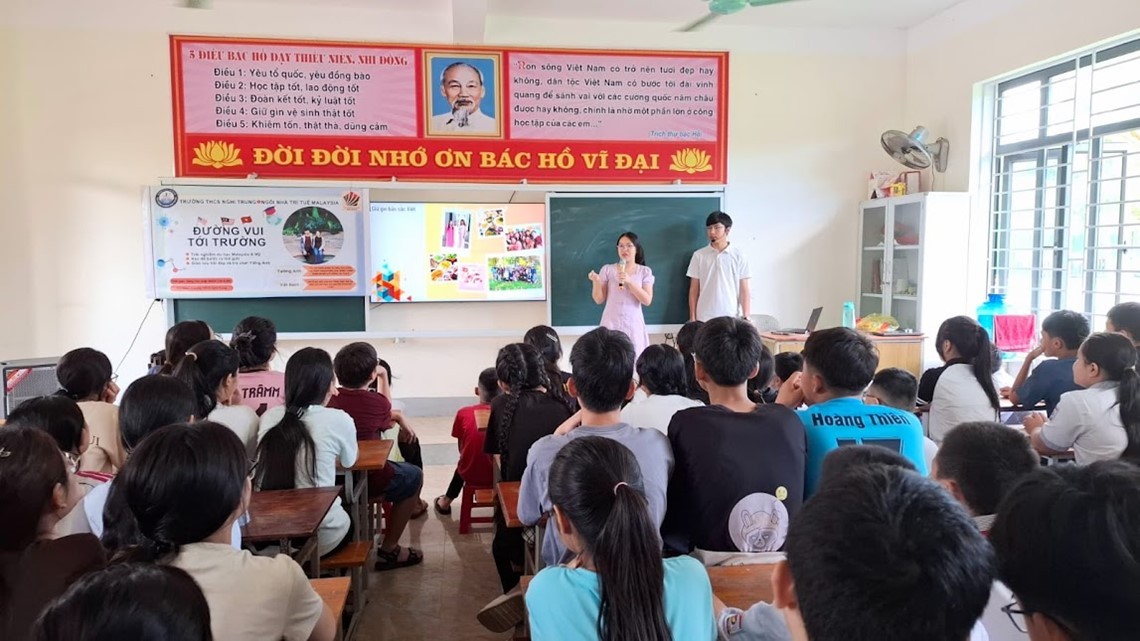 Trần Thị Tường Anh và Trần Việt Bách, đồng sáng lập và chủ nhiệm NNTT Malaysia đang hướng dẫn học sinh trường THCS Nghi Trung, Nghi Lộc, Nghệ An cách thành lập và tổ chức hoạt động cho Câu lạc bộ Tiếng Anh tại trường