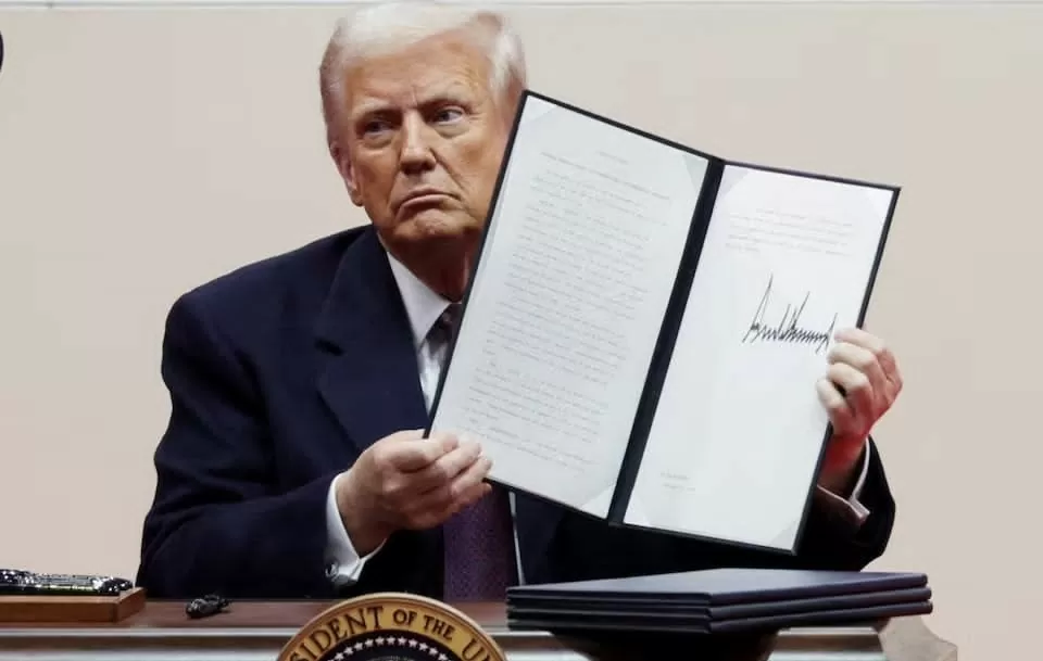 Tổng thống Mỹ Donald Trump giơ một sắc lệnh đã ký trong buổi tuyên thệ nhậm chức bên trong Capital One, Washington, Mỹ vào ngày 20/1/2025. Ảnh minh họa. (Nguồn: Reuters)