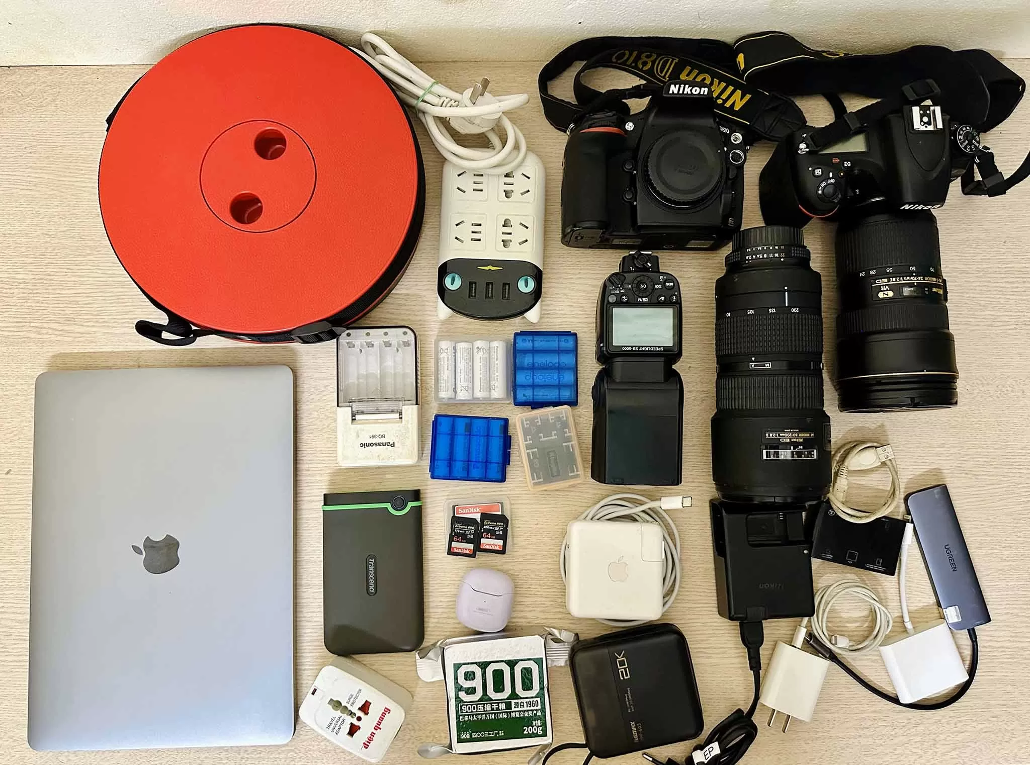 Đồ nghề mỗi chuyến công tác nước ngoài của tác giả.