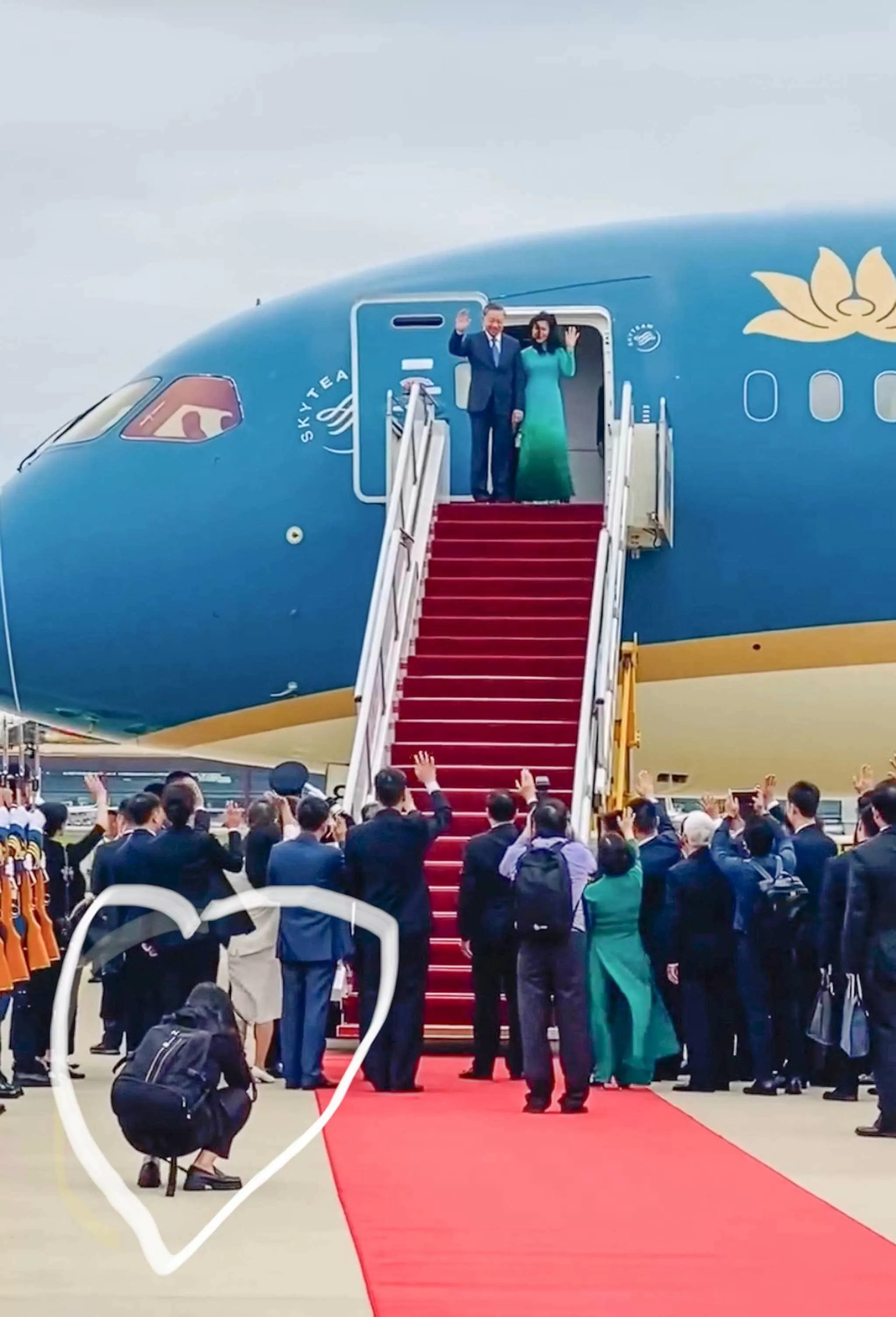 Đồng nghiệp chụp ảnh tác giả tác nghiệp tại sân bay.