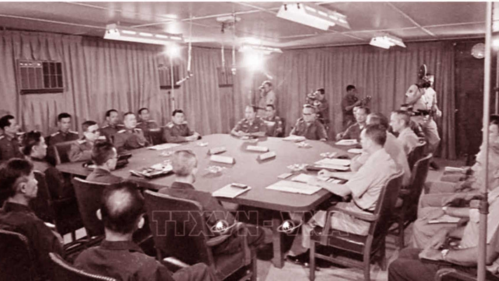 Hai chiếc bàn và những trận đấu trí lịch sử