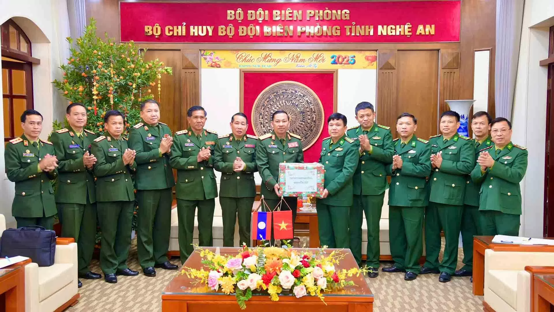 Bộ Chỉ huy Quân sự tỉnh Houaphanh, Lào chúc Tết Ất Tỵ 2025 Bộ đội Biên phòng Nghệ An