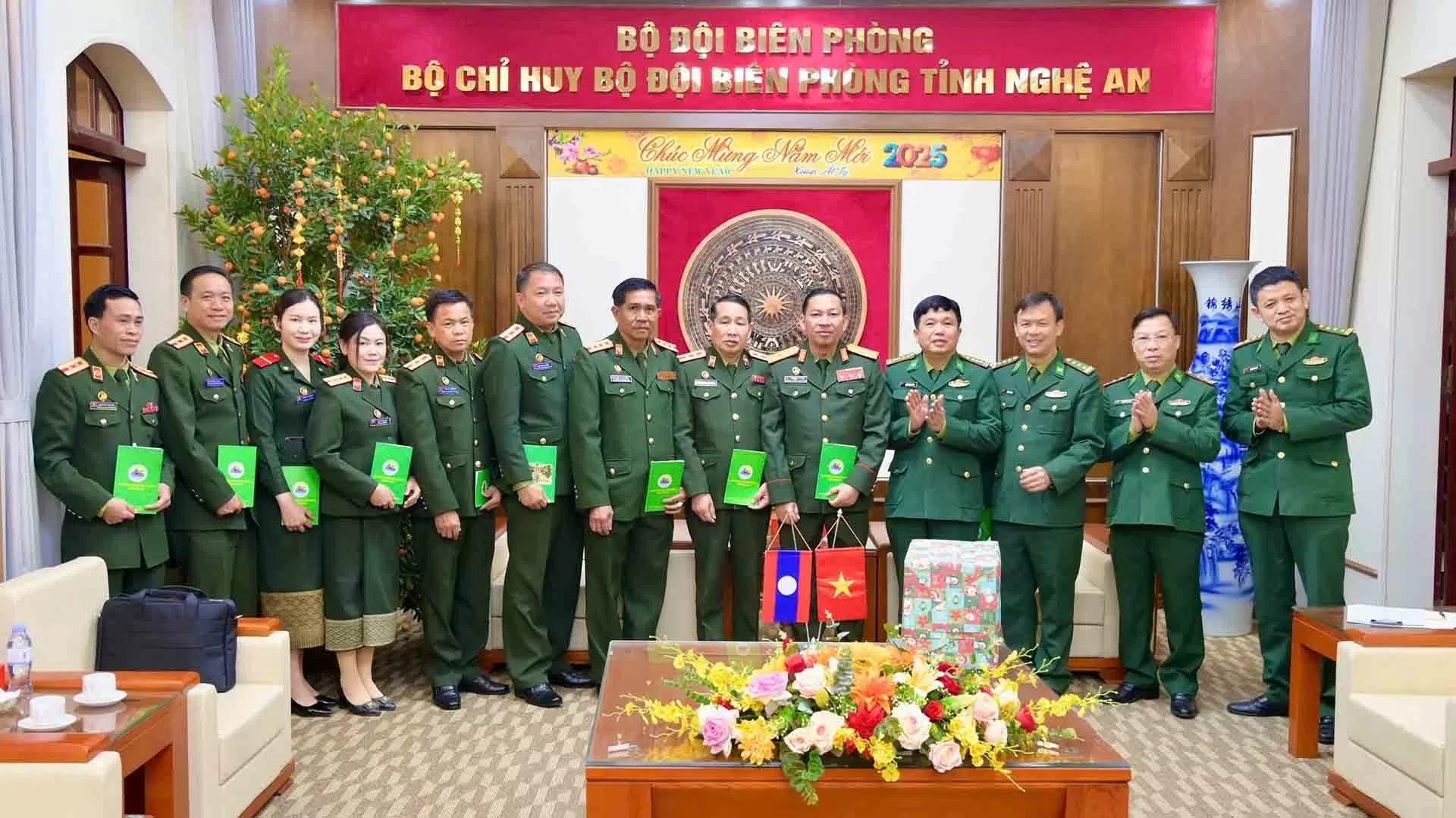 Bộ Chỉ huy Quân sự tỉnh Houaphanh, Lào chúc Tết Ất Tỵ 2025 Bộ đội Biên phòng Nghệ An Bộ Chỉ huy Quân sự tỉnh Houaphanh, Lào chúc Tết Ất Tỵ 2025 Bộ đội Biên phòng Nghệ An
