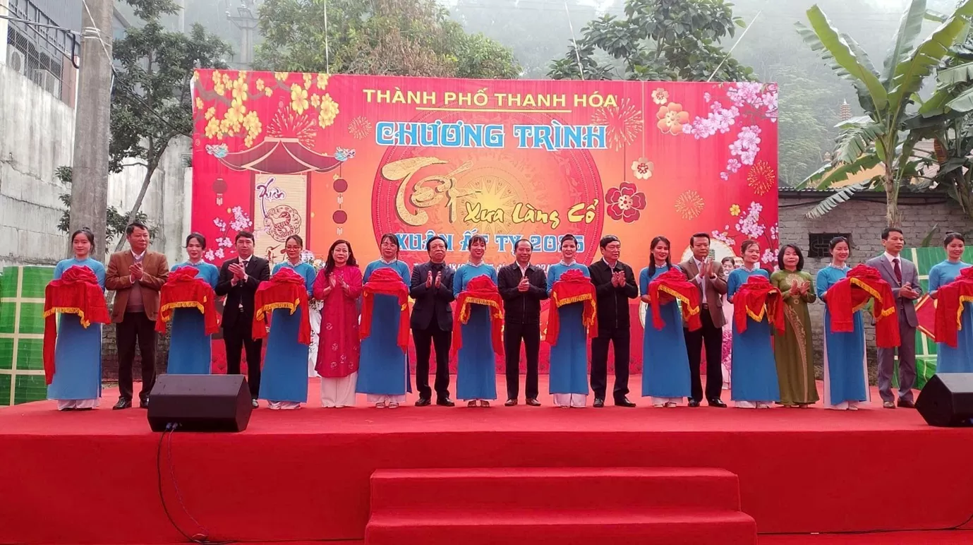 Cắt băng khai mạc chương trình “Tết xưa làng cổ”. 