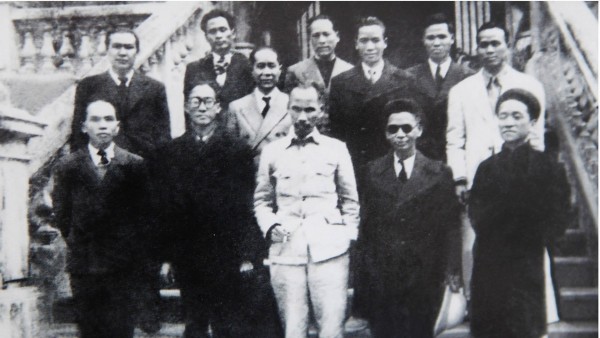 Chính phủ đầu tiên và thông điệp hòa bình, hữu nghị