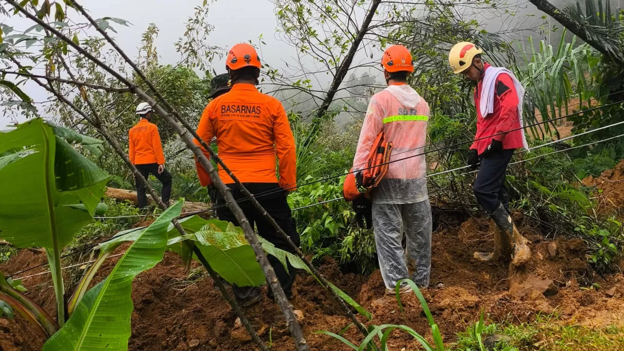 Khoảng 200 nhân viên cứu hộ đã được gửi đến hiện trường hỗ trợ. (Nguồn: France24)