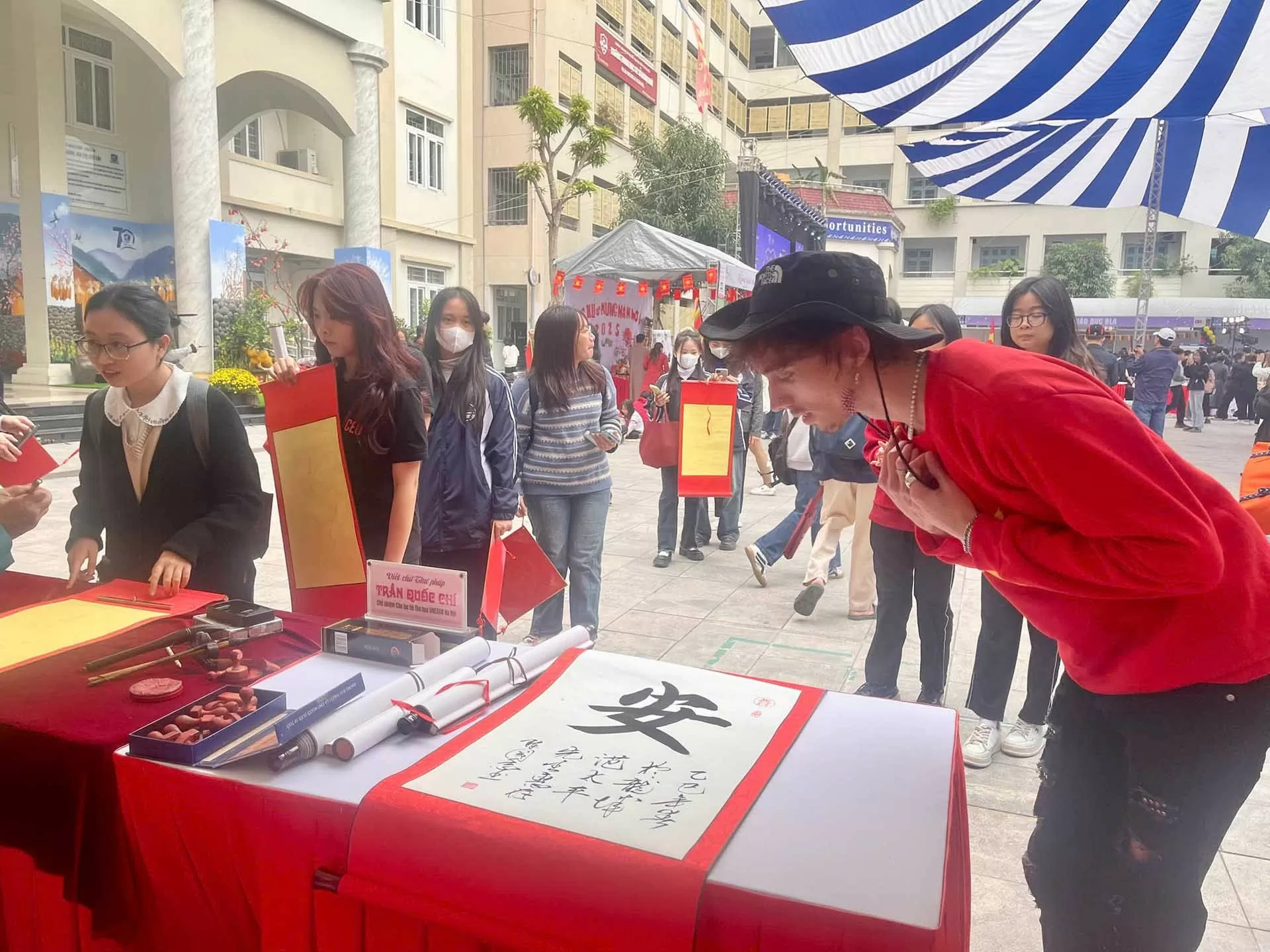 Sinh viên quốc tế: ‘Phải lòng’ Tết Việt