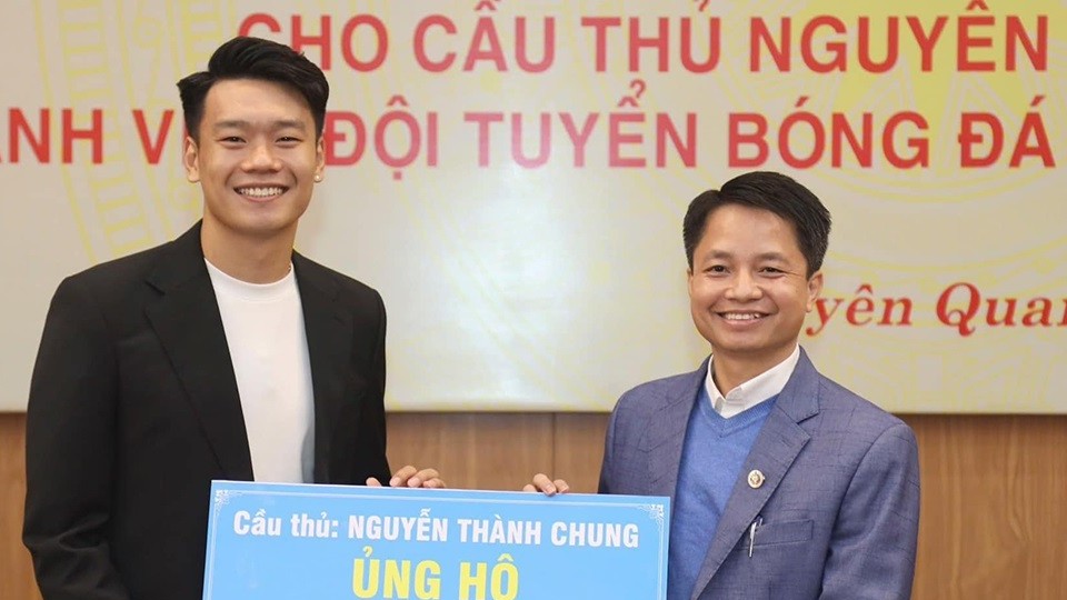 Tuyển thủ Việt Nam và gia đình chung tay ủng hộ đồng bào có hoàn cảnh khó khăn