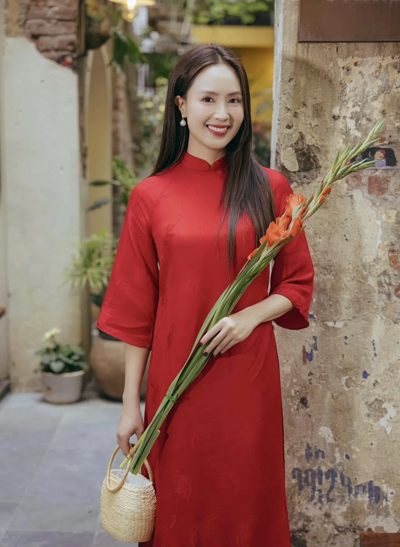 Diễn viên Hồng Diễm rạng rỡ trong tà áo dài Diễn viên Hồng Diễm rạng rỡ trong tà áo dài