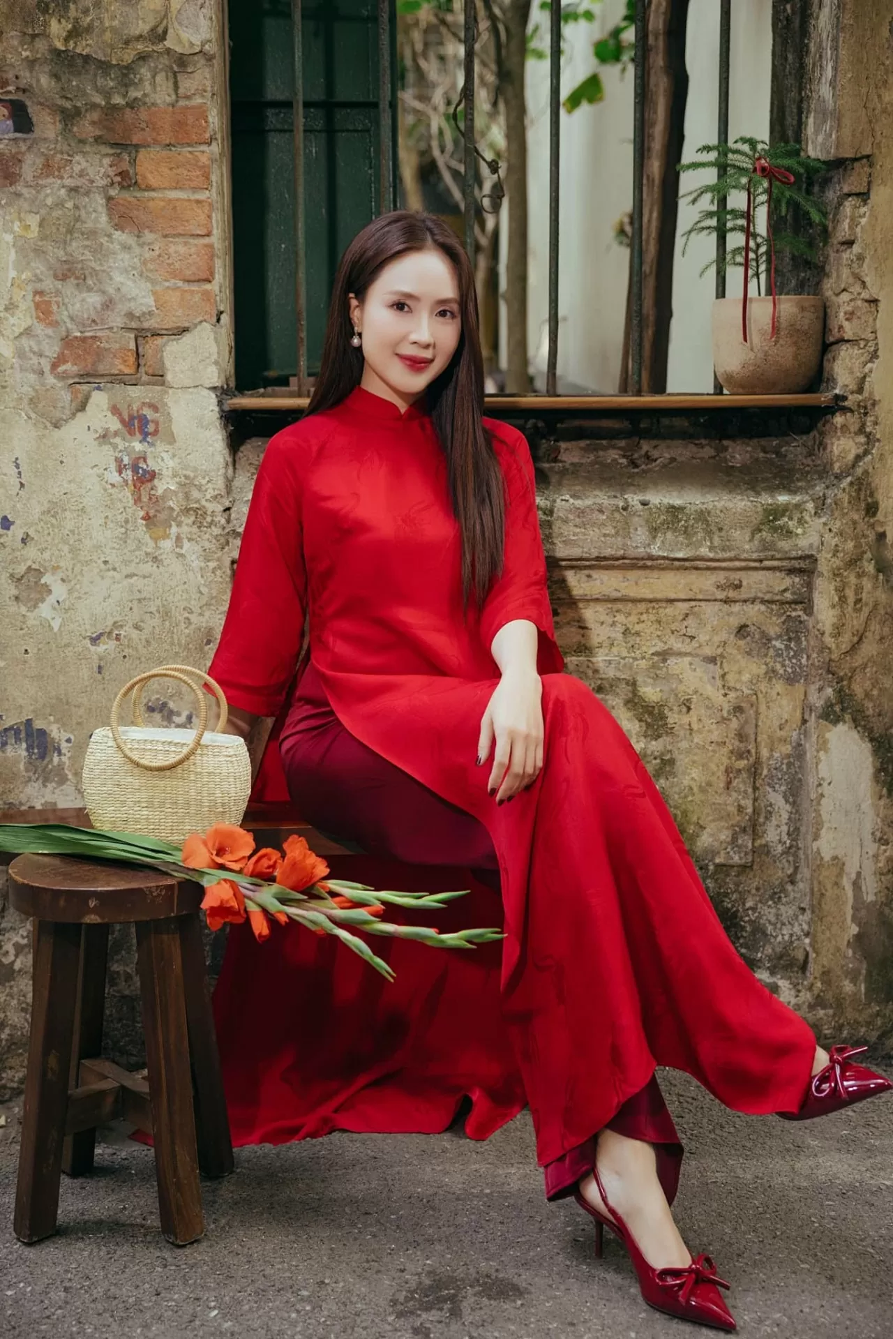 Diễn viên Hồng Diễm rạng rỡ trong tà áo dài Diễn viên Hồng Diễm rạng rỡ trong tà áo dài